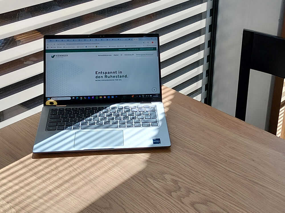 Laptop mit der Webseite „Entspannt in den Ruhestand“ als Einstieg in die persönliche Ruhestandsplanung.